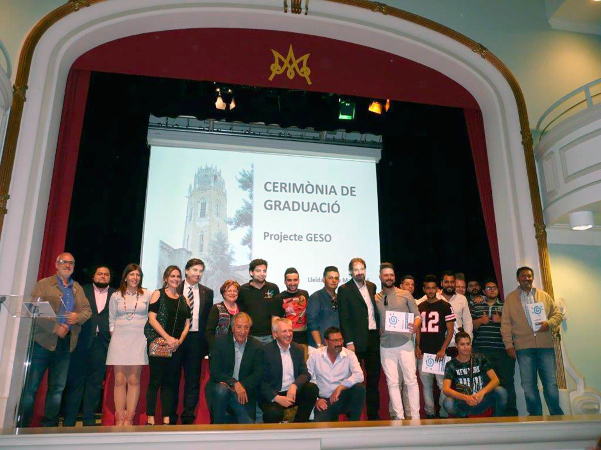 Students graduating from the compulsory secondary education programme sponsored by the Comprehensive Plan for the Roma People in Catalonia
