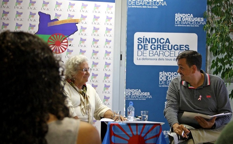 Miembros del movimiento asociativo gitano se reúnen con la Síndica de Greuges de Barcelona