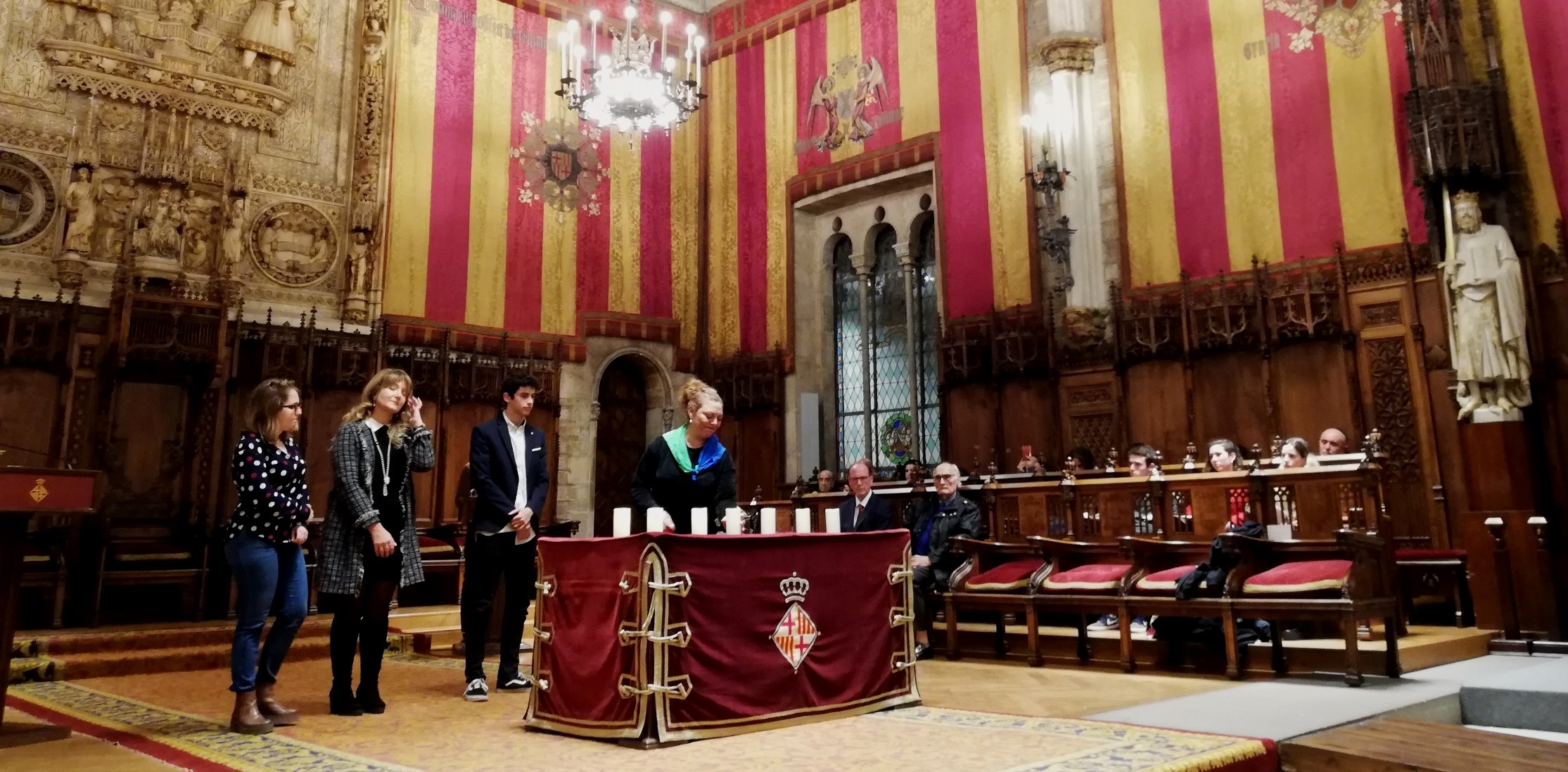 Set espelmes per commemorar el Dia Internacional en memòria de les víctimes de l’Holocaust