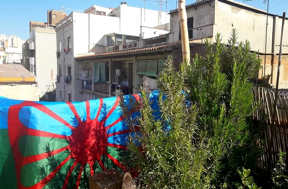 Un 8 de abril desde los balcones y las redes sociales