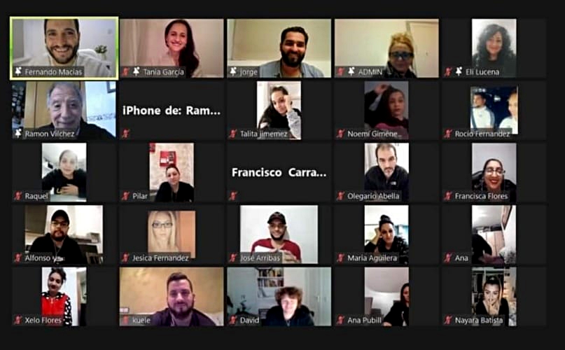 Gitanos i gitanes majors de 18 anys es preparen per  aconseguir el graduat en educació secundària obligatòria