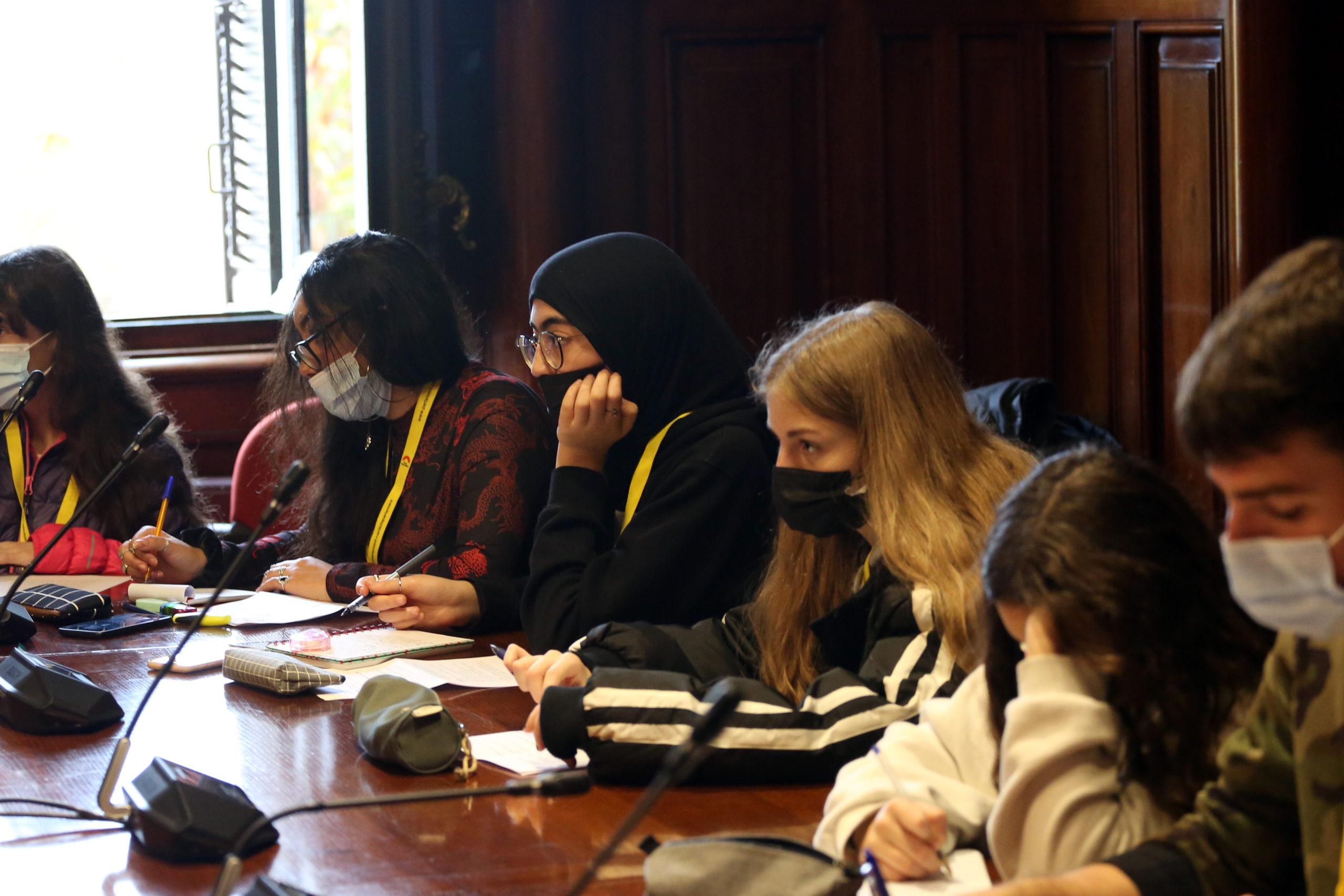 El Parlament de Catalunya acull una trobada entre estudiants i víctimes del genocidi nazi