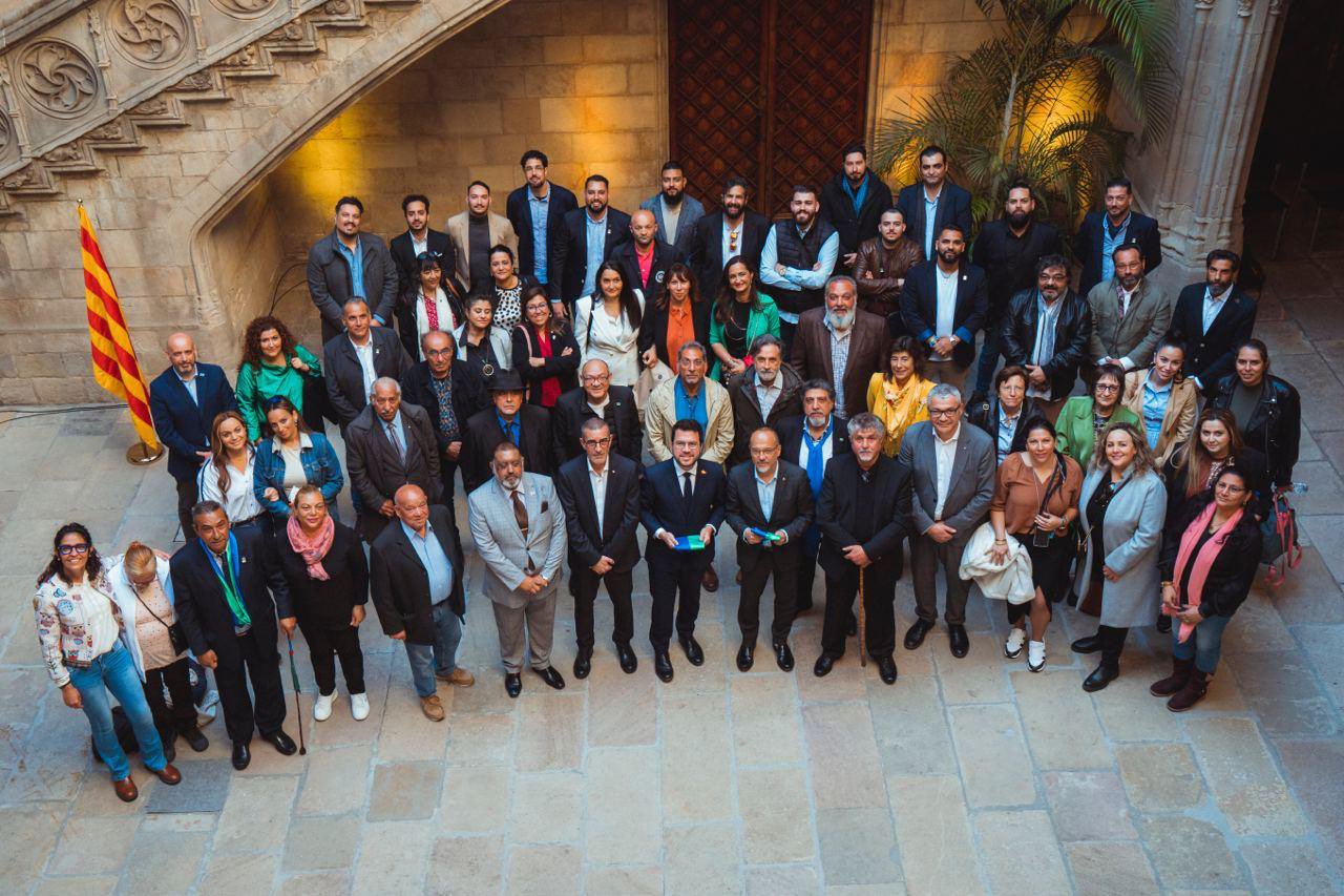 El president de la Generalitat rep al món associatiu gitano en el marc del Dia Internacional del Poble Gitano