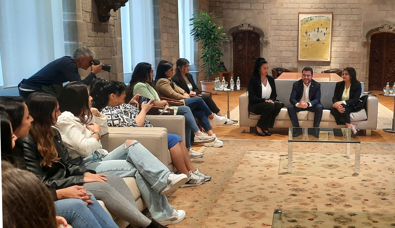 El Presidente de la Generalitat recoge las propuestas de jóvenes estudiantes gitanas