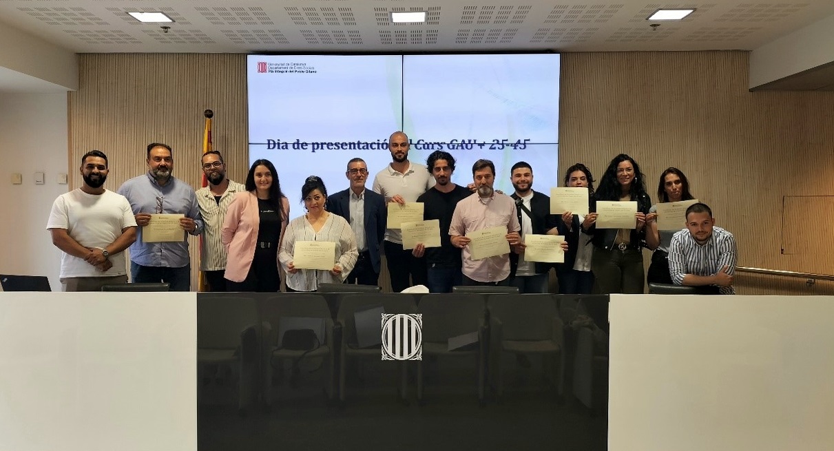 Nueve alumnos gitanos acceden a la universidad gracias al apoyo del Plan Integral del Pueblo Gitano en Cataluña y al programa formativo que los prepara para las pruebas de acceso para mayores de 25 años