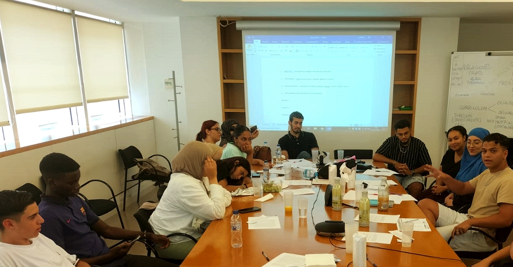 Jóvenes de orígenes diversos se unen para combatir el racismo desde las aulas