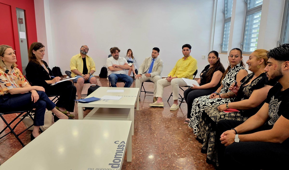 Las conselleras de Drets Socials i Inclusió y de Universitats i Recerca han recibido a estudiantes universitarios del Pueblo Gitano