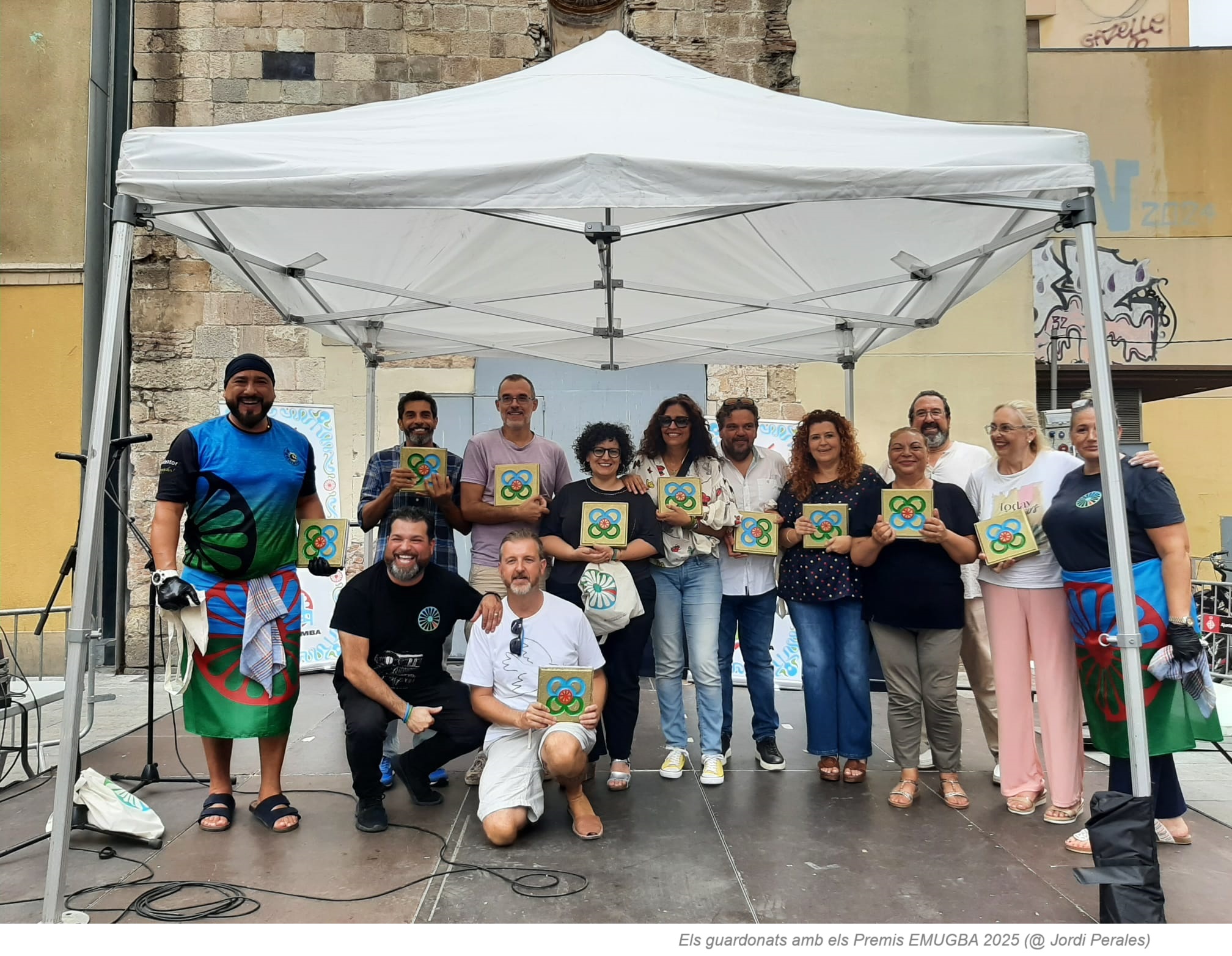 La plaza del Pedró se tiñe de color gitano durante las fiestas del Raval